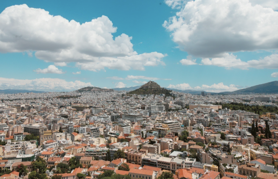 Η άνοδος αυτή αποτυπώνει μια σχετική επιβράδυνση σε σχέση με τους μέσους ετήσιους ρυθμούς αύξησης του 2025